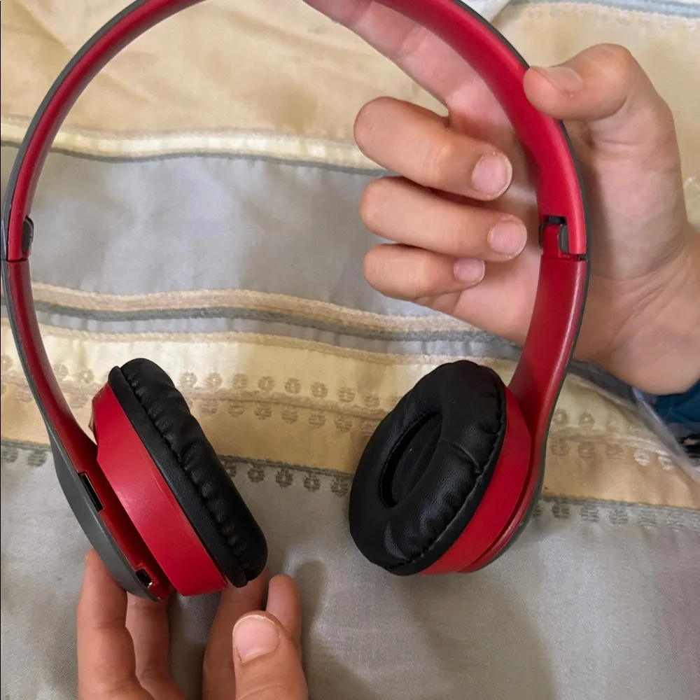 Red Wireless Headphones P47 new with box box has some damage